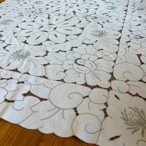 Vintage White Floral Cutwork Tablecloth Rectangle 63 x 48 - Picture 2 of 16